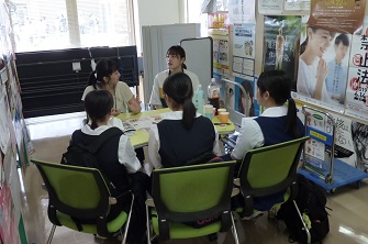 さんかくカフェの様子